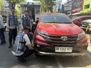 15 Mobil Parkir Bahu Jalan di Ratulangi-H Bau Makassar Digembok