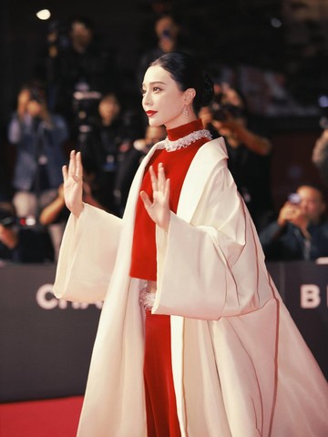 Pangling! Fan Bingbing Bergaun Merah di Festival Film Busan