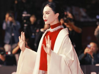 Pangling! Fan Bingbing Bergaun Merah di Festival Film Busan