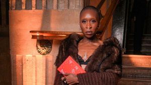 Foto: Make Reading Chic Again, Gaya Para Tamu Show Valentino Bawa Buku