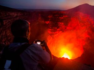 Mulut Neraka Diduga Kembali Diisi Magma, Warga Sekitar Waspada