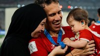 Para Hot Daddy Timnas Indonesia Bawa Anak ke Lapangan Rayakan Juara