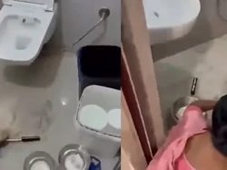 Jorok! Pegawai Toko Ketahuan Cuci Alat Masak di Lantai WC