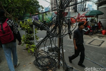 Kabel Semrawut di Kuningan Barat Ancam Keselamatan Pengguna Jalan