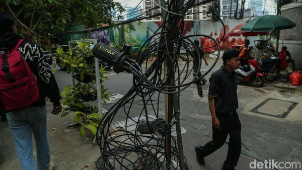 Kabel Semrawut di Kuningan Barat Ancam Keselamatan Pengguna Jalan