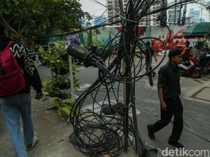 Kabel Semrawut di Kuningan Barat Ancam Keselamatan Pengguna Jalan