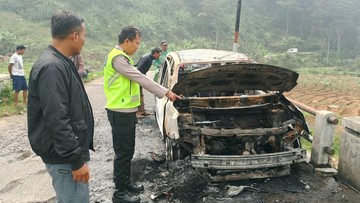 Liburan Keluarga Berubah Panik Saat Kendaraan Wisatawan Hangus Dilalap Api Menuju Dataran Tinggi