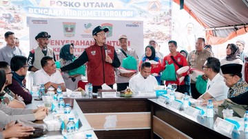 Gus Ipul Salurkan Bantuan Rp 328 Juta untuk Korban Banjir Solok