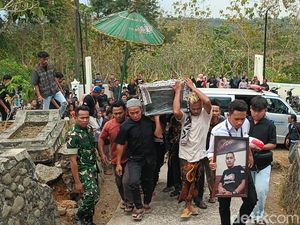 Video: Isak Tangis Sambut Jasad Windianto Korban Kapal Virgo di Banyumas