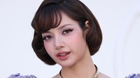Gaya Lisa BLACKPINK Bak Human Barbie, Tampil Vintage di Paris Fashion Week