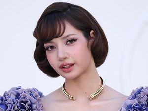 Gaya Lisa BLACKPINK Bak Human Barbie, Tampil Vintage di Paris Fashion Week