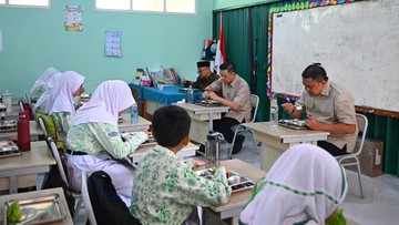Momen Menko PMK Sugiono Santap MBG Bareng Siswa SDN di Cibinong