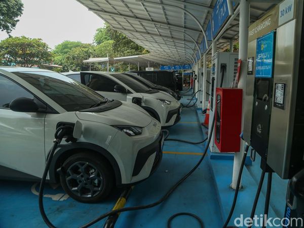 Mobil Listrik Makin Banyak, Antrean SPKLU Jadi Pemandangan Baru