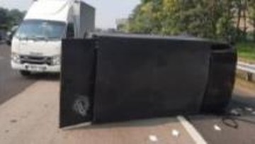 Pikap Terbalik Saat Hindari Mobil di Tol Jagorawi, Pengemudi Luka-luka
