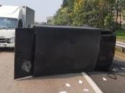 Pikap Terbalik Saat Hindari Mobil di Tol Jagorawi, Pengemudi Luka-luka