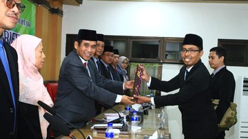 Perjuangan Arief, Penjual Koran Lampu Merah Kini Raih Gelar Doktor