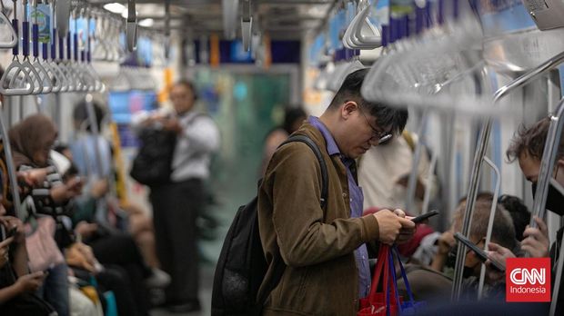 Suasana di transportasi umum MRT Jakarta.