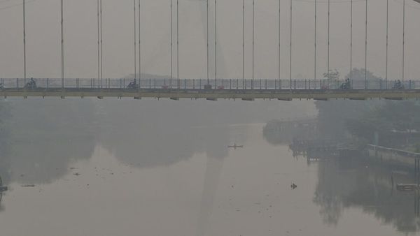 Pekanbaru Diselimuti Kabut Asap Pekat, Jarak Pandang Kini Kurang dari 1 Km