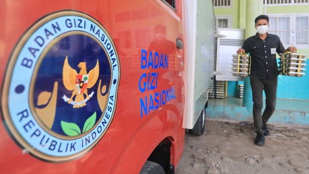 Petugas membawa ompreng Makan Bergizi Gratis (MBG) sebelum dibagikan kepada siswa di kompleks Madrasah Ibtidayyah Negeri (MIN) 11 Aceh Barat Desa Kuta Padang, Johan Pahlawan, Aceh Barat, Aceh, Senin (21/9/2026). Menteri Keuangan Suahasil Nazara mengatakan realisasi anggaran untuk program Makan Bergizi Gratis (MBG) per 31 Agustus 2026 mencapai Rp134,2 triliun dengan jumlah penerima manfaat mencapai 57 juta orang melalui 27.485 Satuan Pelayanan Pemenuhan Gizi (SPPG). ANTARA FOTO/Syifa Yulinnas/nym.