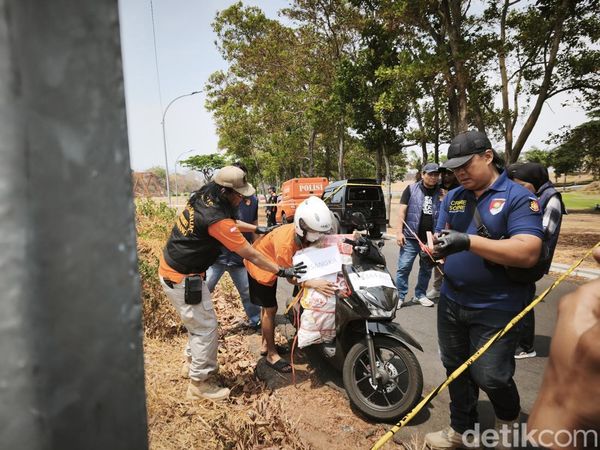 Momen Very Peragakan Buang Jasad Mozza di Jurang Tol Semarang Saat Reka Ulang