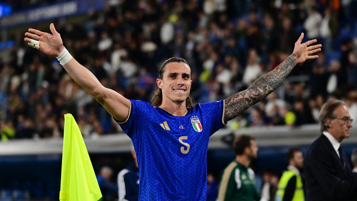 Riccardo Calafiori lebih bebas musim ini. (REUTERS/Daniele Mascolo)