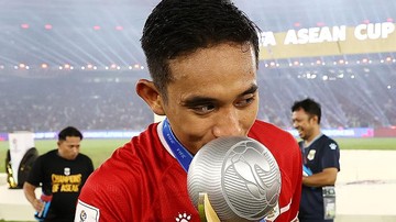 Rizky Ridho Kemarin Minta Maaf, Kini A1 Cium Piala