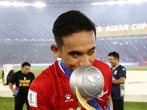 Rizky Ridho Kemarin Minta Maaf, Kini A1 Cium Piala
