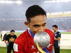 Rizky Ridho Kemarin Minta Maaf, Kini A1 Cium Piala
