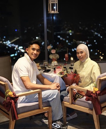 Romantisnya Rizky Ridho Makan Bareng Istri di Restoran hingga Kafe
