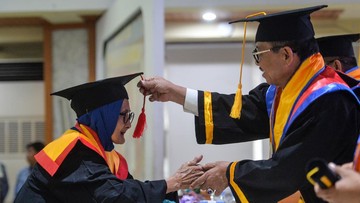 Semangat Belajar Tak Kenal Usia, 405 Lansia di Tangerang Ikuti Wisuda