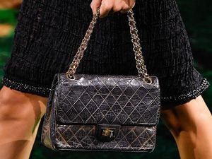 Tas Quilted Pertama Chanel Kembali ke Runway, Usianya Sudah 71 Tahun