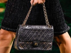 Tas Quilted Pertama Chanel Kembali ke Runway, Usianya Sudah 71 Tahun