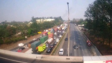 Truk Kontainer Terbakar di Tol Tangerang-Merak, Lalu Lintas Padat