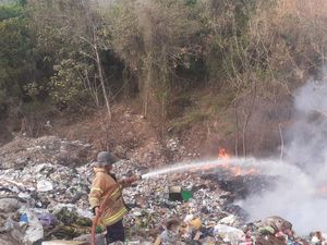 TPA Gunung Santri Terbakar, Damkar Kerahkan Enam Armada