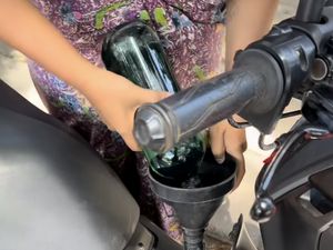 Toprak Isi Bensin Eceran di Lombok: Kayanya Lebih Bagus dari Bensin Etanol