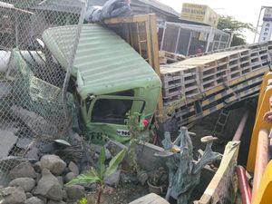 Truk Tronton Serempet Motor Lalu Terjun dari Jembatan di Kebasen Banyumas