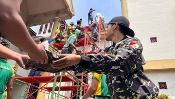 Sejuk! Banser Ikut Gotong Royong Renovasi Genting Gereja di Lawang