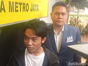Betrand Peto Datangi Polda Jalani Pemeriksaan Dugaan Kekerasan Seksual