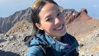 Della Dartyan Bahagia Bucket List Daki Gunung Rinjani Tercapai