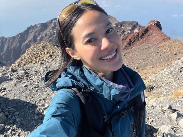 Della Dartyan Bahagia Bucket List Daki Gunung Rinjani Tercapai