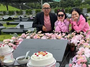 DJ Koo Kunjungi Makam Barbie Hsu di Ultah ke-50 Bikin Fans Terharu
