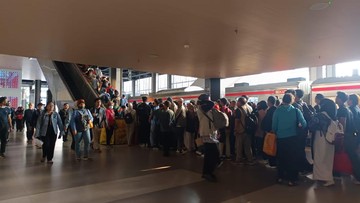 Ada Eskalator Mati, Antrean Penumpang Mengular di Stasiun Tanah Abang Sore Ini