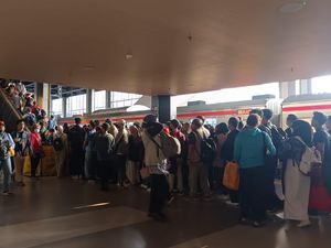 Ada Eskalator Mati, Antrean Penumpang Mengular di Stasiun Tanah Abang Sore Ini
