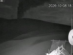 Anak Krakatau Erupsi 5 Menit Malam Ini, Wisatawan Diminta Tak Mendekat