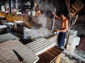 Harga Kedelai Naik, Begini Perjuangan Perajin Tahu Menjaga Produksi