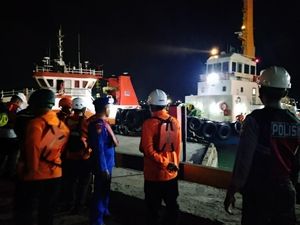 Kapal Kargo Muat Semen di Perairan Tuban Tenggelam Usai Tabrak Tongkang