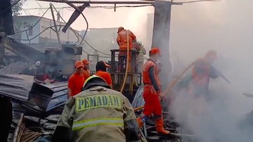 Kebakaran di Jakut Hanguskan Puluhan Rumah dan Lapak, Kerugian Rp 1 M
