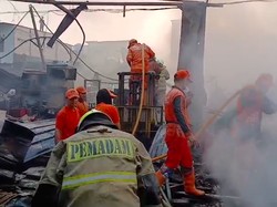 Kebakaran di Jakut Hanguskan Puluhan Rumah dan Lapak, Kerugian Rp 1 M