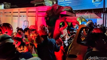 2 Truk Pasir Tabrakan di Secang Magelang, 1 Sopir Terjepit