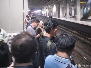 KRL Green Line Gangguan, Penumpang Menumpuk di Stasiun Kebayoran